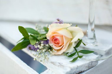 Taze pembe ve sarı çiçek olay dekorasyon gül