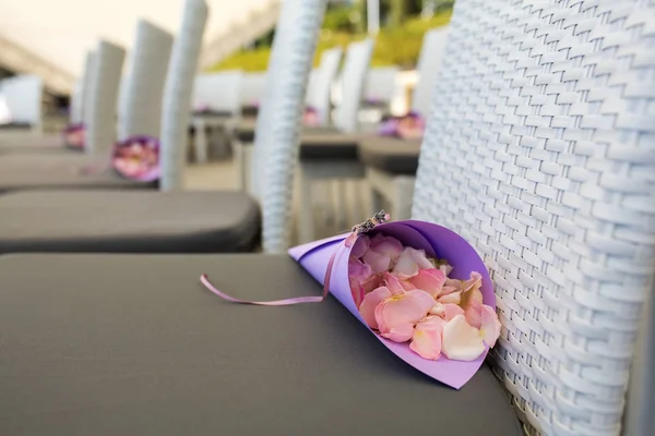 Фіолетовий мішок з рожевими пелюстками троянд для посипання на молодятах — стокове фото