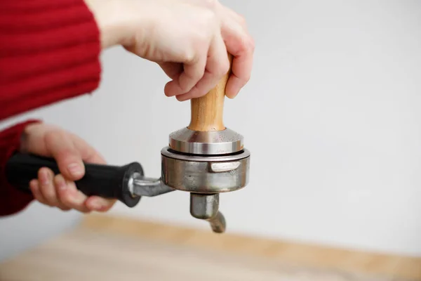 Primer plano barista mano tampa café molido con manipulación a en el —  Fotos de Stock