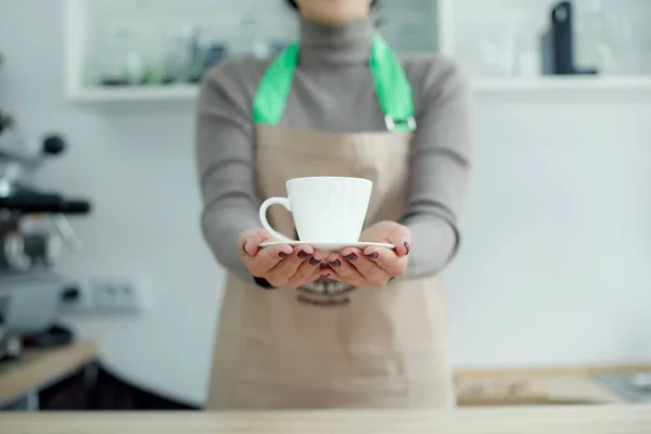 Barista in schort in coffeeshop geven alleen gebrouwen verse koffie te — Stockfoto