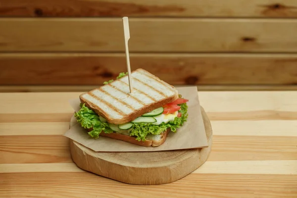 Sanduíche suculento com bacon, legumes frescos, salada verde e dar — Fotografia de Stock