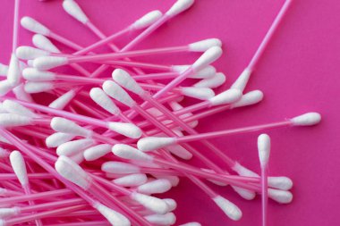 Pembe arka planda beyaz başlı pembe pamuk tomurcukları var.