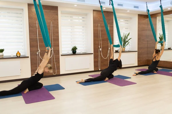 sinek yoga spor salonunda germe egzersizleri yaparken womans grup. Zinde ve sağlıklı yaşam yaşam tarzı