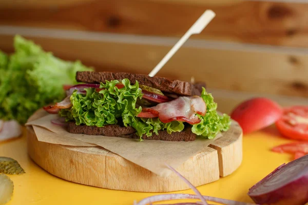 Ζουμερά σάντουιτς με μπέικον και ψητό ψωμί σας περιμένουμε — Φωτογραφία Αρχείου