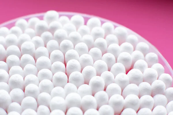 Vista de perto de cima na embalagem redonda de botões de algodão no fundo rosa — Fotografia de Stock