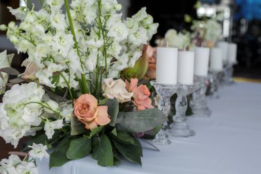yeni evliler tablosunda Restoran dekorasyon taze çiçekler ve mumlar. Düğün taze çiçek dekorasyon