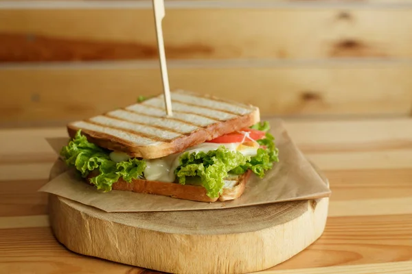 Ζουμερά σάντουιτς με μπέικον, φρέσκα λαχανικά, πράσινη σαλάτα και dar — Φωτογραφία Αρχείου