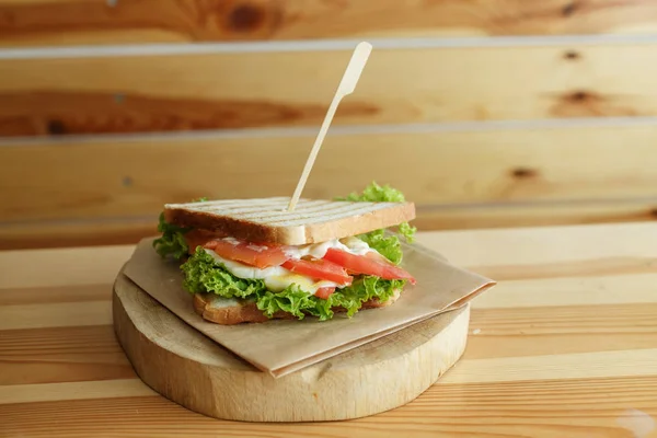 Jugoso sándwich con tocino, verduras frescas, ensalada verde y dar —  Fotos de Stock