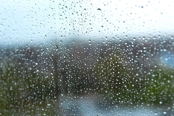 Regentropfen auf dem Glas vor dem Hintergrund der Natur — Stockfoto