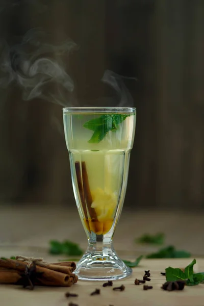 Verre de thé vitaminé chaud sur une table en bois. boissons chaudes saisonnières d'hiver — Photo