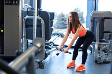 Blok simülatörü alýþtýrmalarda. Pazı uzantısı. Atletik kadın w