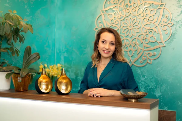 Yoga ve Sağlık Merkezi resepsiyonundaki güzel kadın.