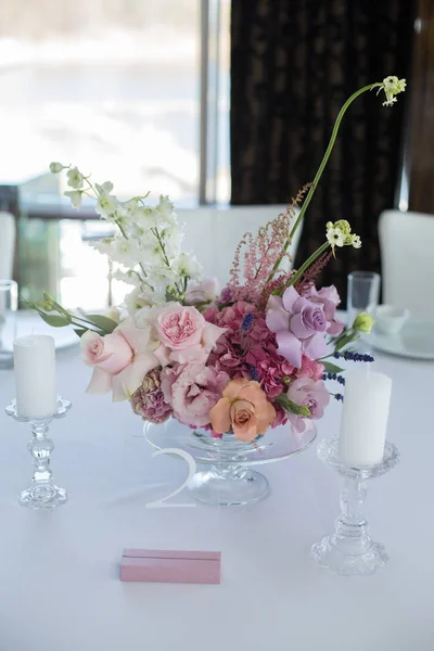Evento mesa de restaurante branco servido e decorado com delicado — Fotografia de Stock