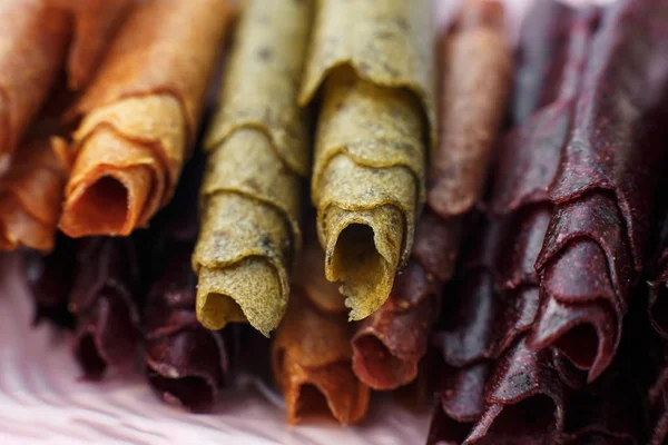 Primer plano conjunto de rollos de pastillum de colores en la bandeja — Foto de Stock