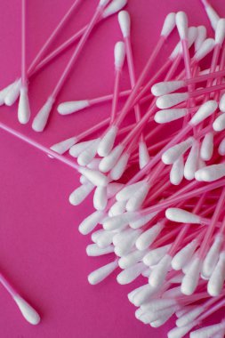 Pembe arka planda beyaz başlı pembe pamuk tomurcukları var.