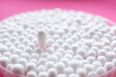 Yukarıdan, pembe arkaplandaki pamuk tomurcukları paketinde yakın plan görünümü