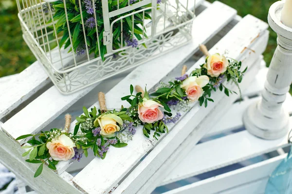 Feestelijke rustieke stijl decoratie van verse bloemen en witte vogelkooi op een houten doos. Zonnige zomerdag — Stockfoto