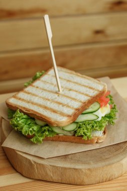 pastırma, taze sebze, yeşil salata ve dar sulu sandviç