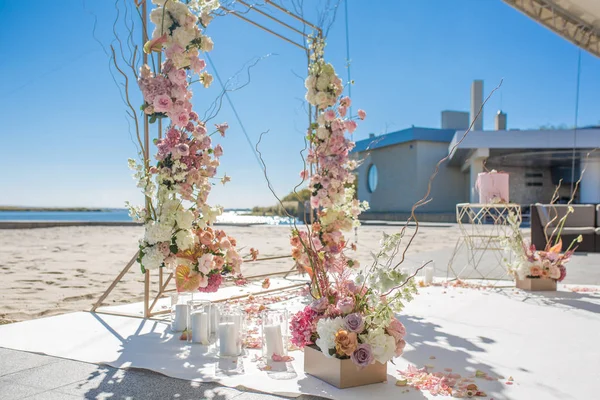 Decorazione eventi. Chuppa di nozze a riva del fiume decorato con fiori freschi. Flusso di lavoro fiorista — Foto Stock