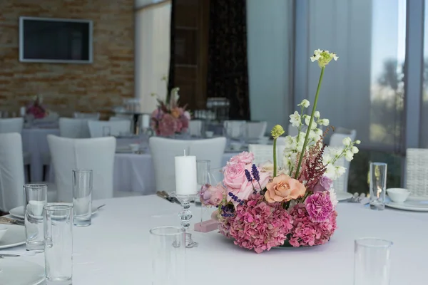 Tafel van Event witte restaurant geserveerd en versierd met delicate verse bloemen — Stockfoto