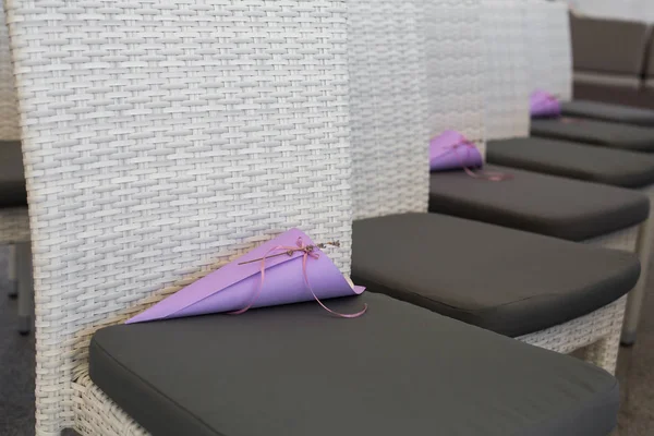 Purple bag with pink rose petals to be sprinkled on newlyweds la — Stock Photo, Image