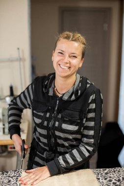 Giysi genç bir kız tasarımcı, creat desen kumaş kesilmiş