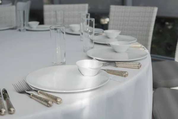 Mesa de restaurante blanco para eventos servida y esperar a los huéspedes — Foto de Stock