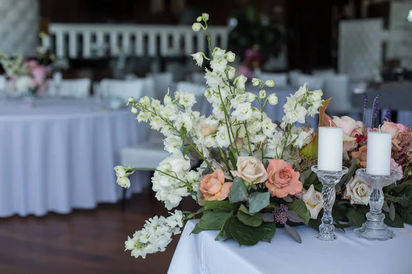 Стол белого ресторана, сервированный и украшенный нежными свежими цветами — стоковое фото