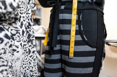 Profesyonel moda tasarımcısı olarak manken ile Dressmaker. Fema