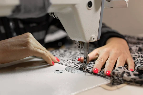 Point de couture main couture tissu sur la machine à coudre — Photo