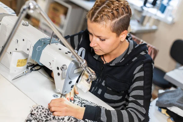 Seamstress sewing at machine, portrait. Female tailor stitching — Stock Photo, Image