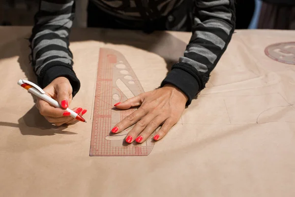 Mãos costureira fêmea alfaiate marca desenho em papel artesanal para m — Fotografia de Stock