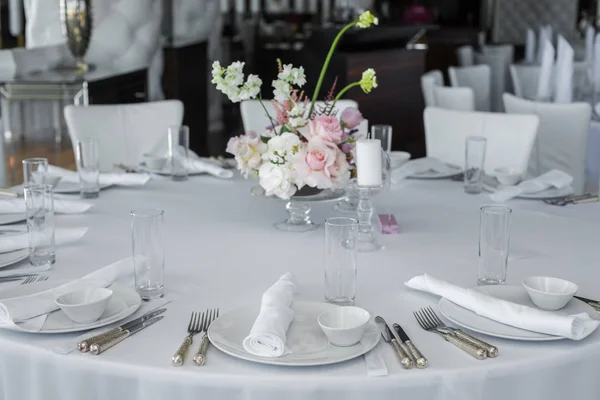 Сервірований стіл у ресторані. чистий білий посуд планування на w — стокове фото