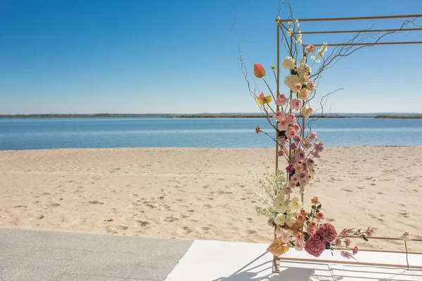 Part of the wedding arch decorated with fresh flowers is set on — Stock Photo, Image