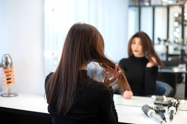 Vacker flicka gör sig smink make-up framför MODIR — Stockfoto