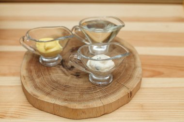 Farklı sos ile üç şeffaf sauceboats kümesi woo
