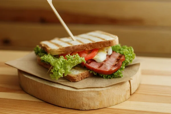 Soczysty kanapka z chleba z grilla i boczek czekać na Ciebie na drewno — Zdjęcie stockowe