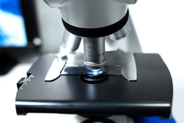 Mikroskop merceği gri arka planda kapatın