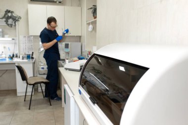 Laboratuvar asistanı otomatik kan örneğinde test kan yapmak