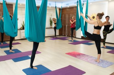 sinek yoga spor salonunda germe egzersizleri yaparken womans grubudur. Uygun 