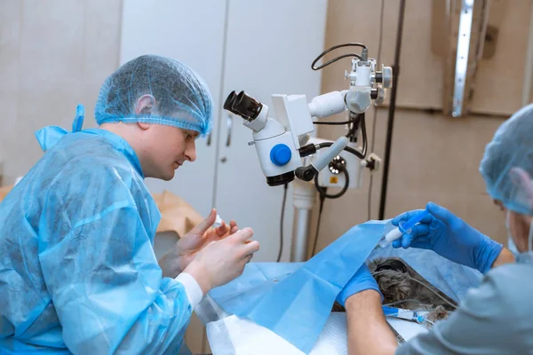 Profesionální oftalmolog provádí oční chirurgii s mikro — Stock fotografie