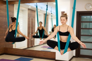 Kadın asmak hamak lotus pozisyonu sinek Yoga exer germe