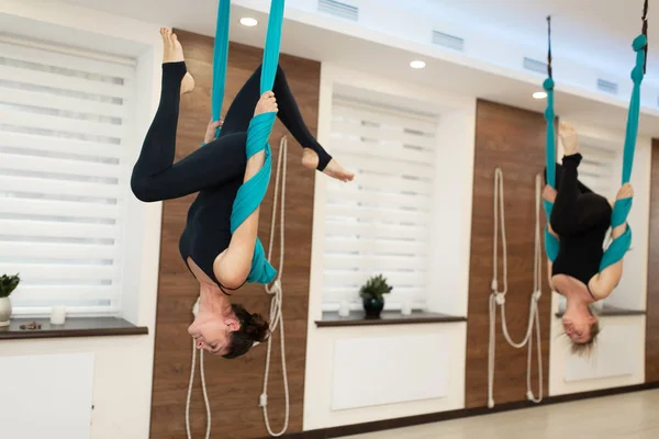 Wanita peregangan terbalik di tempat tidur gantung. terbang kelas yoga di gym. Fit and wellness gaya hidup — Stok Foto