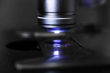 Mikroskop merceği gri arka planda kapatın