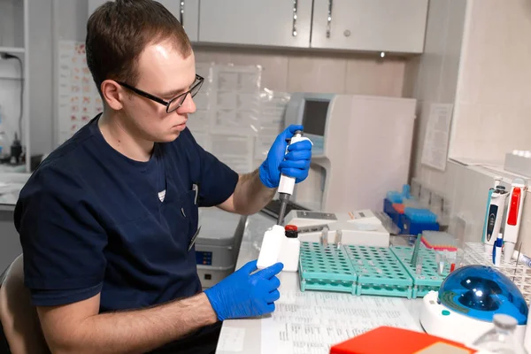 マイクロ ピペットを使用して血液サンプルを分析研究室助手 — ストック写真