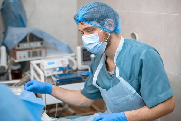 Anestezjolog wprowadza rozwiązanie i przygotowuje — Zdjęcie stockowe