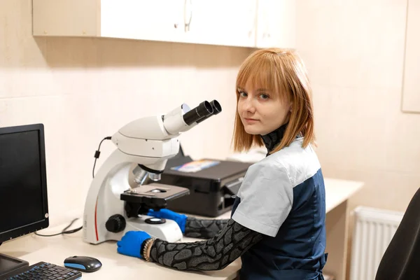 ドネプル/ウクライナ - 02.07.2019: 彼女の職場で研究室でかわいい女性の肖像画 .r を作成する — ストック写真