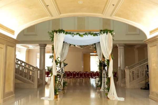 Весільна чупа прикрашена свіжими квітами критий банкетний зал — стокове фото