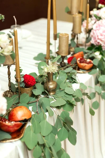 Feestelijk versierde banket tafel in het restaurant. Verse flowe — Stockfoto