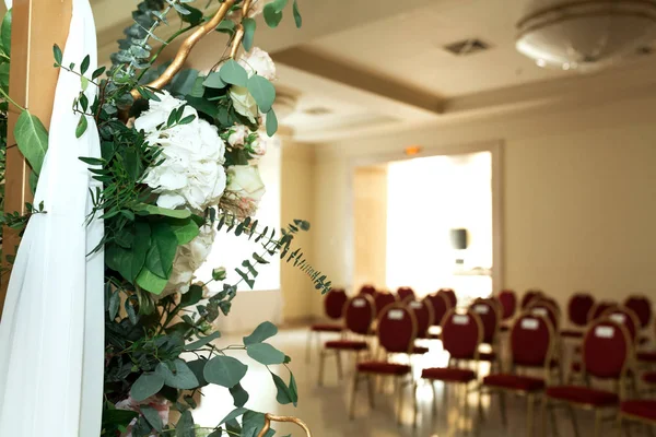 Зал весільної церемонії прикрашений живими квітами. Розмитий ча — стокове фото